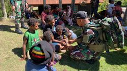 TNI Berbagi Kebahagiaan dengan Pengobatan Gratis dan Pemberian Baju di Puncak Jaya