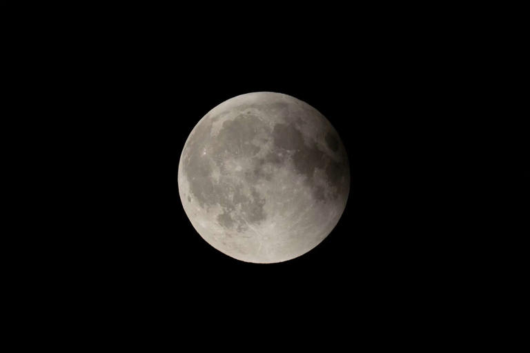 Two-faced moon: New study reveals moon’s near and far sides are more different than thought