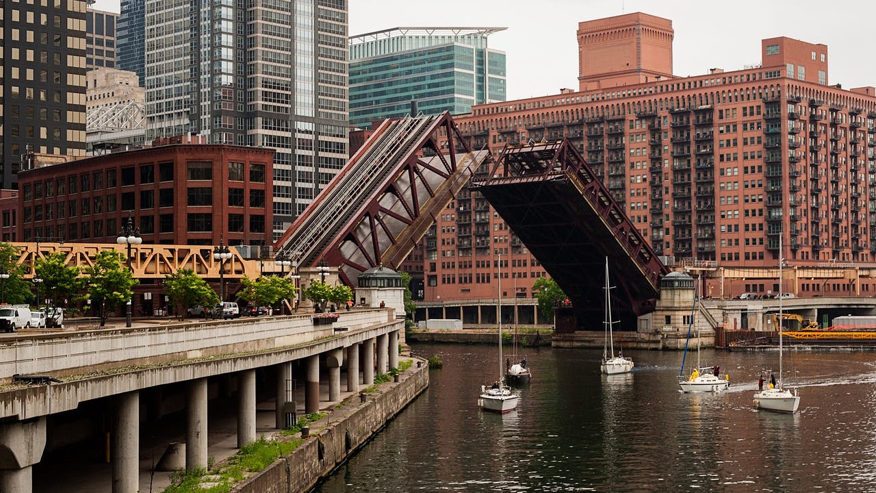 Chicago's annual fall bridge lifts begin this week along the river