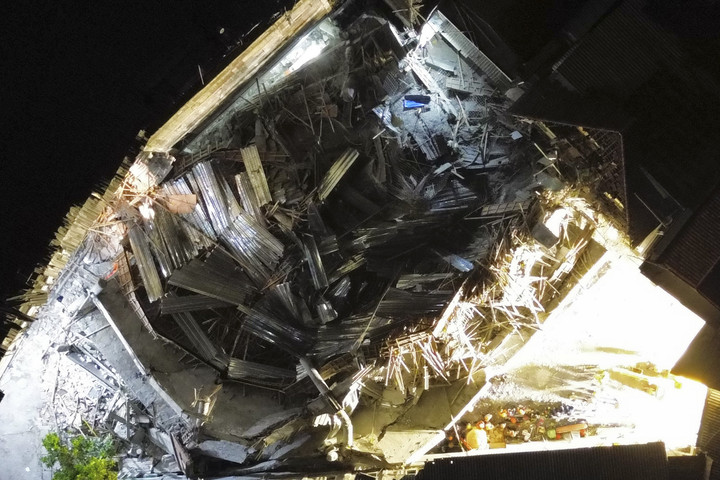 Evakuasi Dramatis Korban Longsor Ponpes Sidoarjo, Satu Orang Terjepit