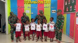 Anak SD Ikut Menggambar Bersama TNI