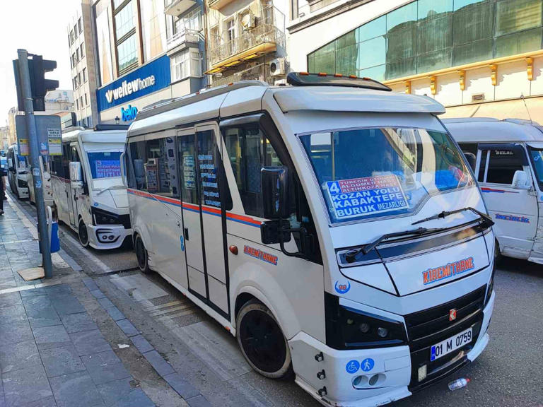 Adana'da dolmuş şoförlerinden eylem: Trafik kilitlendi