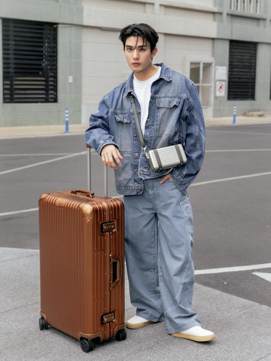 7 Inspirasi OOTD Tas Aktor Net Siraphop, Minimalis Mewah!