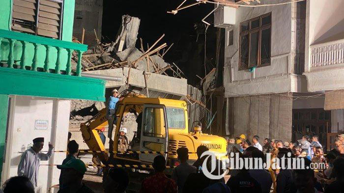 PONPES AMBRUK - Bangunan di Pondok Pesantren Al Khoziny, Buduran, Sidoarjo, Jawa Timur, ambruk, Senin (29/9/2025) sore. Petugas dan warga masih melakukan evakuasi. (Tribun Jatim Network/M Taufik)