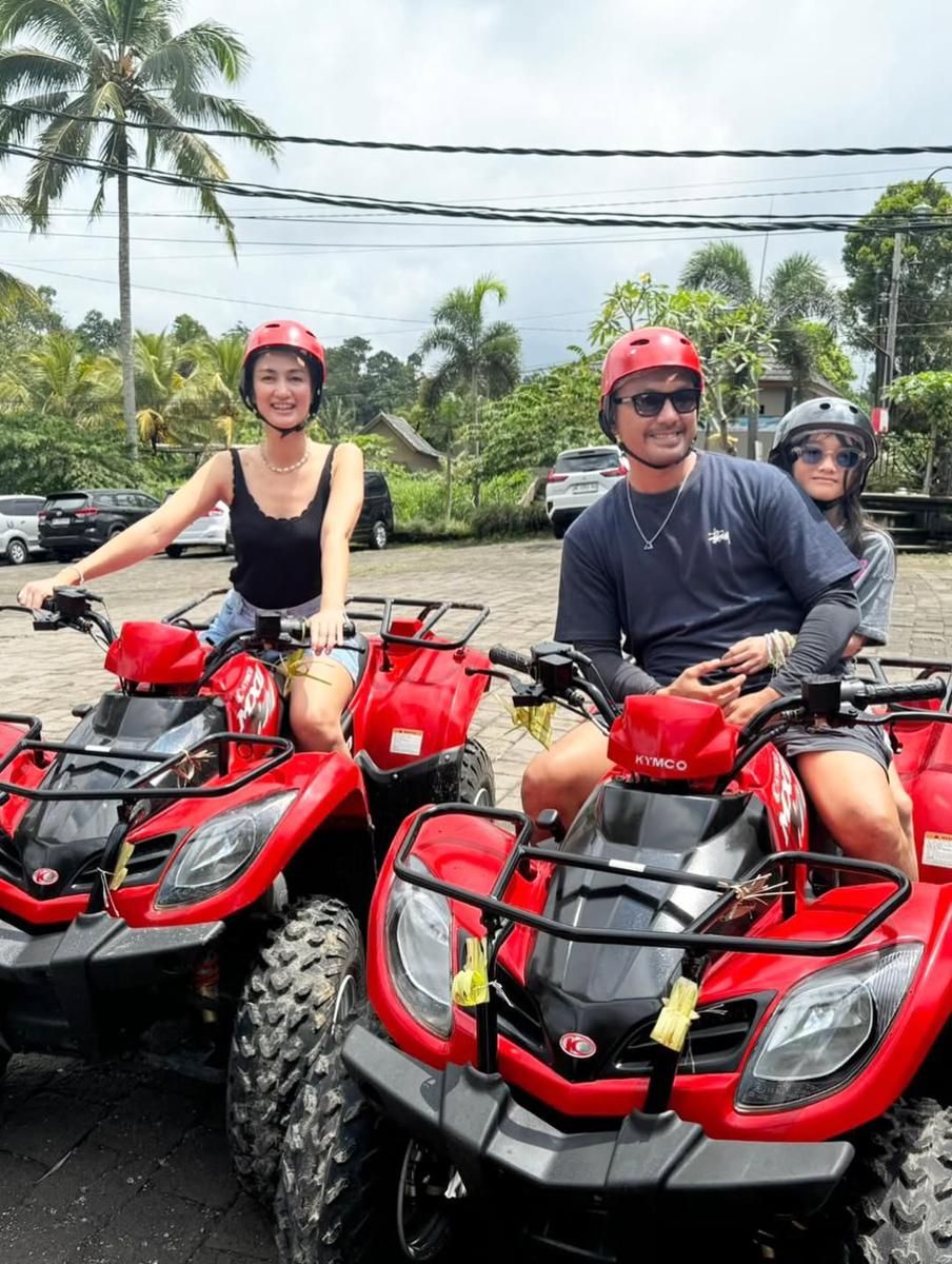 8 Potret Keluarga Rio Dewanto Bermain ATV di Bali, Salma Belajar Mengemudi
