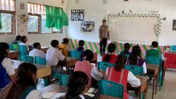 Polisi Jadi Guru Bahasa Inggris? Ini Aipda Bernadus yang Buat Siswa Sumba Betah Belajar