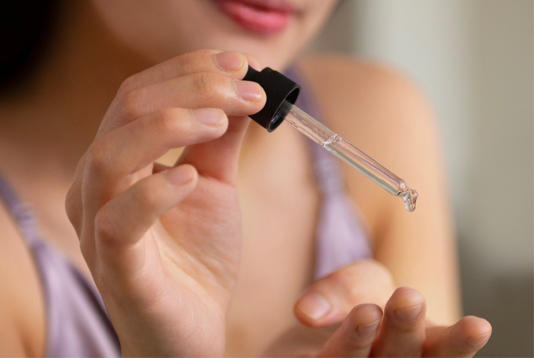 Khi bơm serum ra lòng bàn tay và xoa đều, 80% lượng serum sẽ dính lên tay, chỉ có 20% là được áp vào da, gây lãng phí và kém hiệu quả.