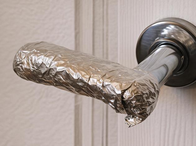 Alufolie um die Türklinke soll als Einbruchsschutz dienen.