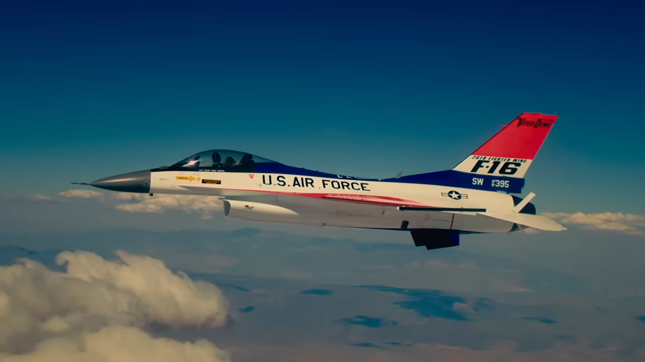 Top Gun fighter F/A-18 - The untold story of a legendary jet