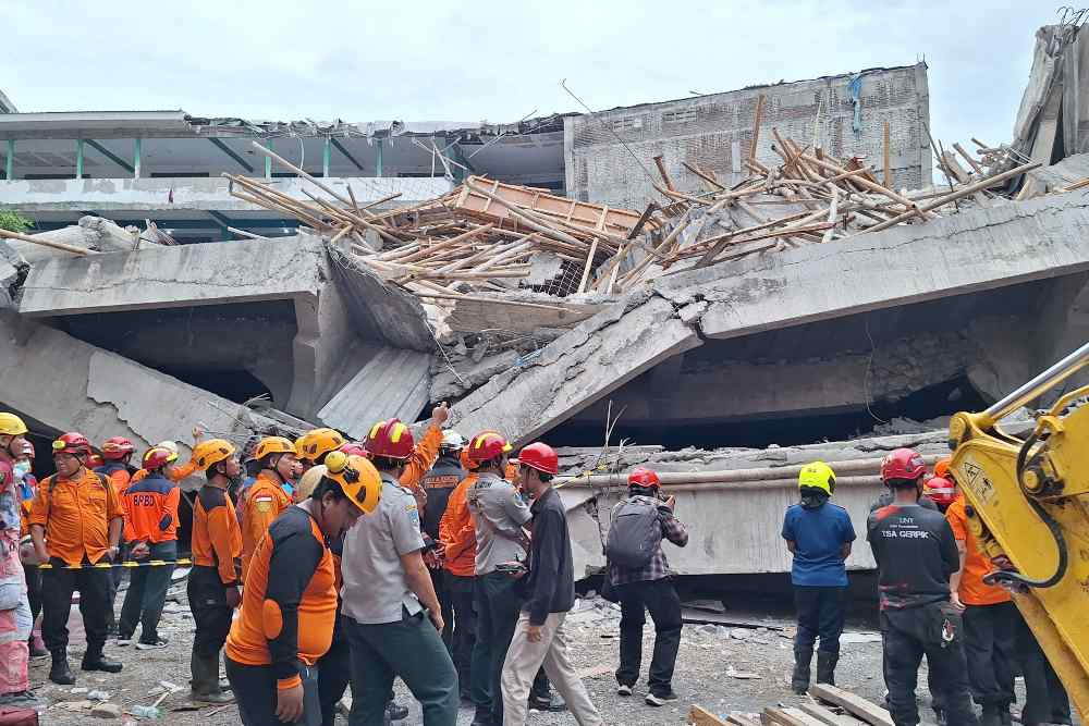 Tim SAR Evakuasi Korban Musala Ambruk Lewat Gorong-gorong