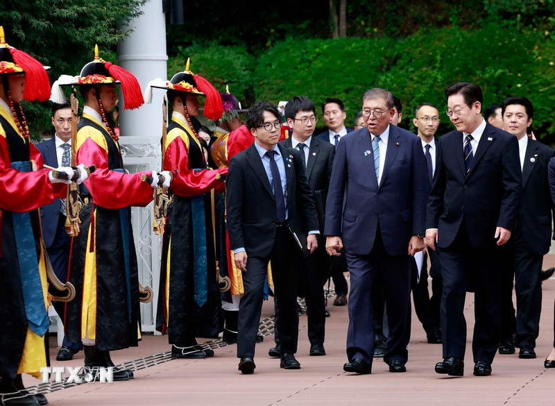 Tổng thống Hàn Quốc Lee Jae Myung và Thủ tướng Nhật Bản Shigeru Ishiba tại lễ đón ở Busan, ngày 30/9/2025. (Ảnh: Yonhap/TTXVN)