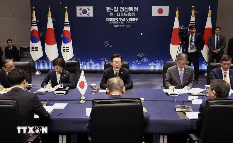 Tổng thống Hàn Quốc Lee Jae Myung và Thủ tướng Nhật Bản Shigeru Ishiba tại cuộc hội đàm ở Busan, ngày 30/9/2025. (Ảnh: Yonhap/TTXVN)