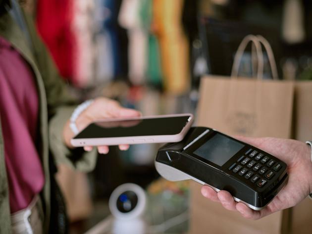 Das Bezahlen mit Handy wird immer beliebter.