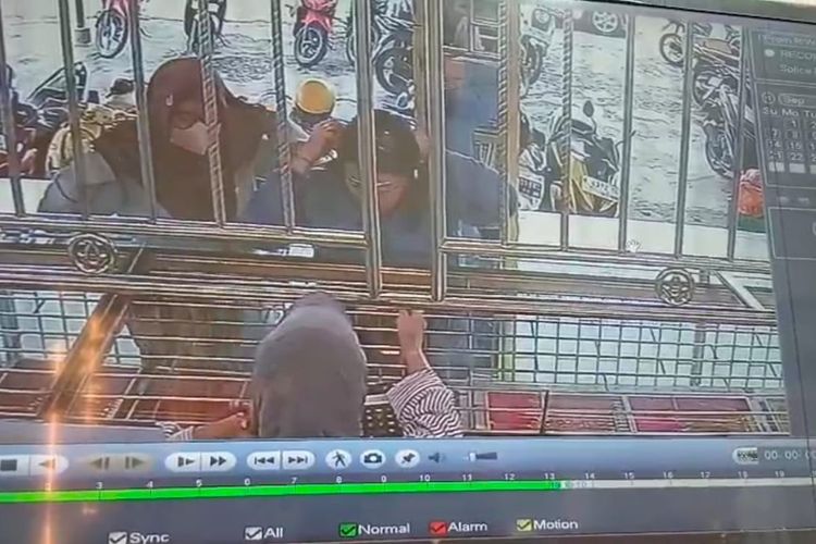 Dua Emak-emak Lumajang Terekam CCTV Curi Emas di Dua Toko dalam Sehari