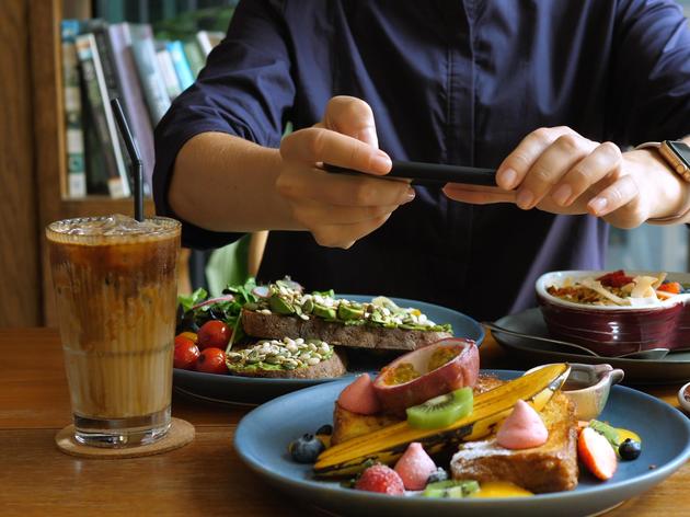 Oft werden von Millennials Bilder vom Essen gemacht und eventuell auf den sozialen Medien gepostet.