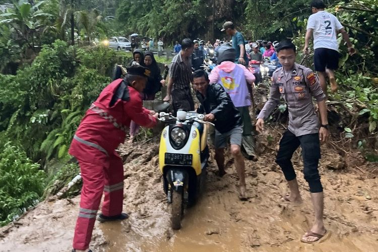 Hujan Deras Picu Longsor di Jalinbar Lampung, Lalu Lintas Terputus
