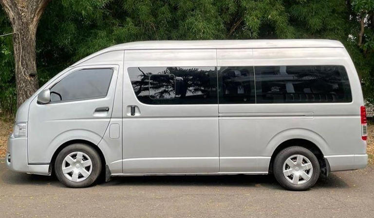 Berapa jumlah kursi pada Toyota Hiace