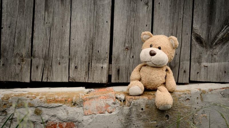 Criança de 10 anos vivia em casa abandonada sem água, eletricidade nem condições de higiene