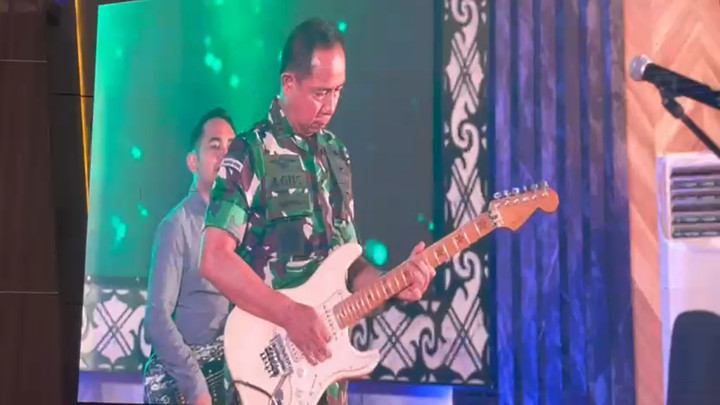Momen Panglima TNI Tampil Bersama Musisi di Battle of The Band HUT ke-80 TNI