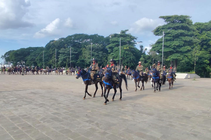 Pasukan Komcad Berkuda saat ditetapkan di kawasan Monas, Jakarta Pusat, pada Rabu (1/10/2025). Foto: Rachmadi Rasyad/kumparan