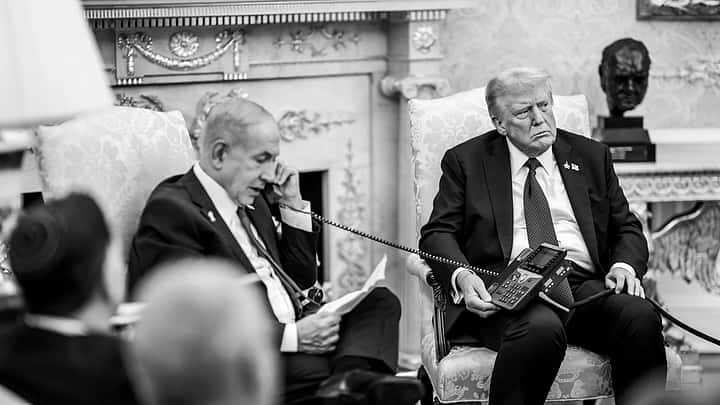 Foto distribuida por la Casa Blanca: Donald Trump sostiene el teléfono mientras Netanyahu se disculpa con Qatar leyendo el guión que le ha dado EEUU