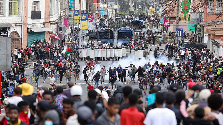 Antananarivo : Des milliers de personnes manifestent à Antananarivo pour exiger la démission du président Rajoelina