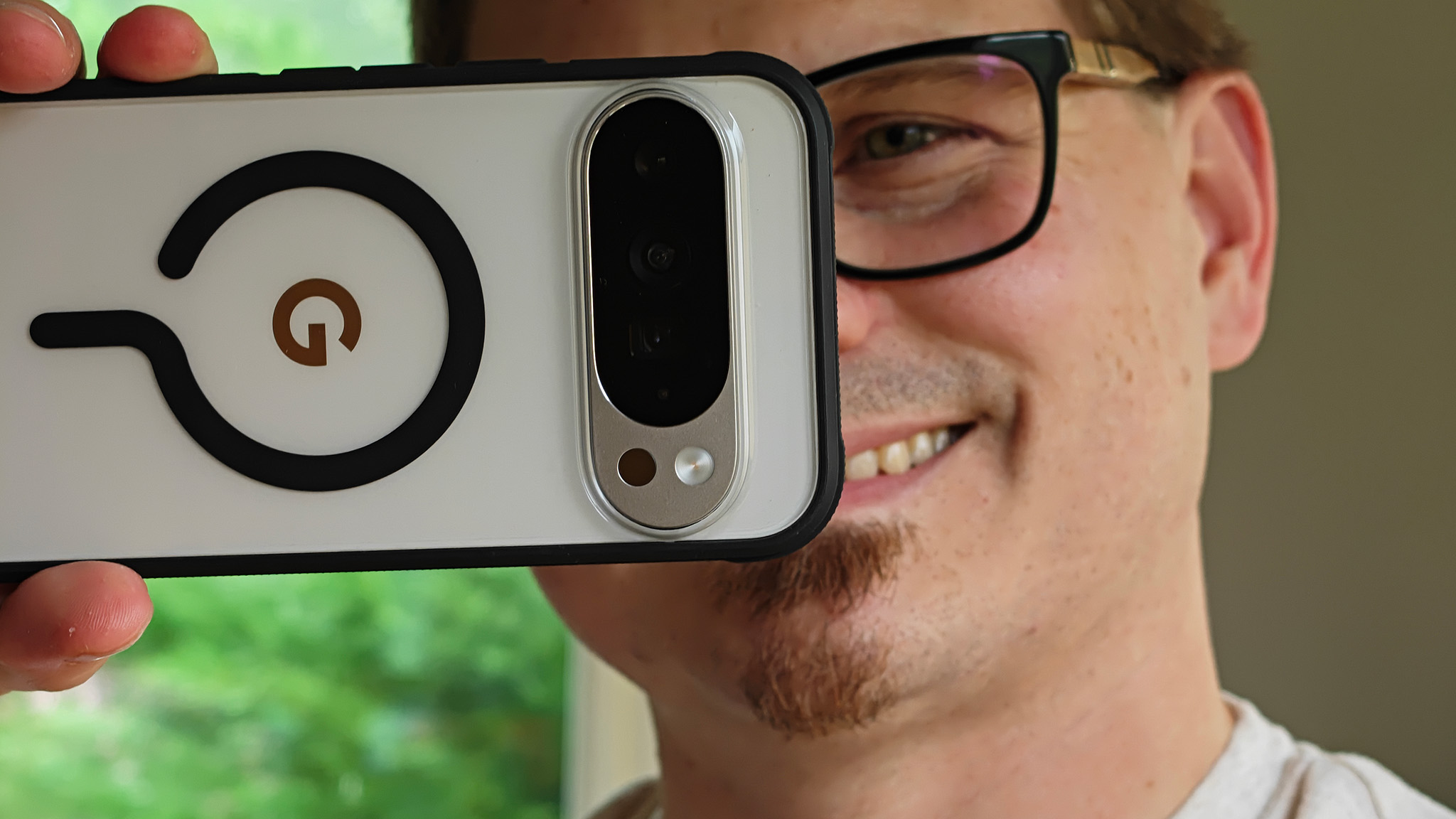 Taking a photo with a porcelain Google Pixel 10 Pro XL