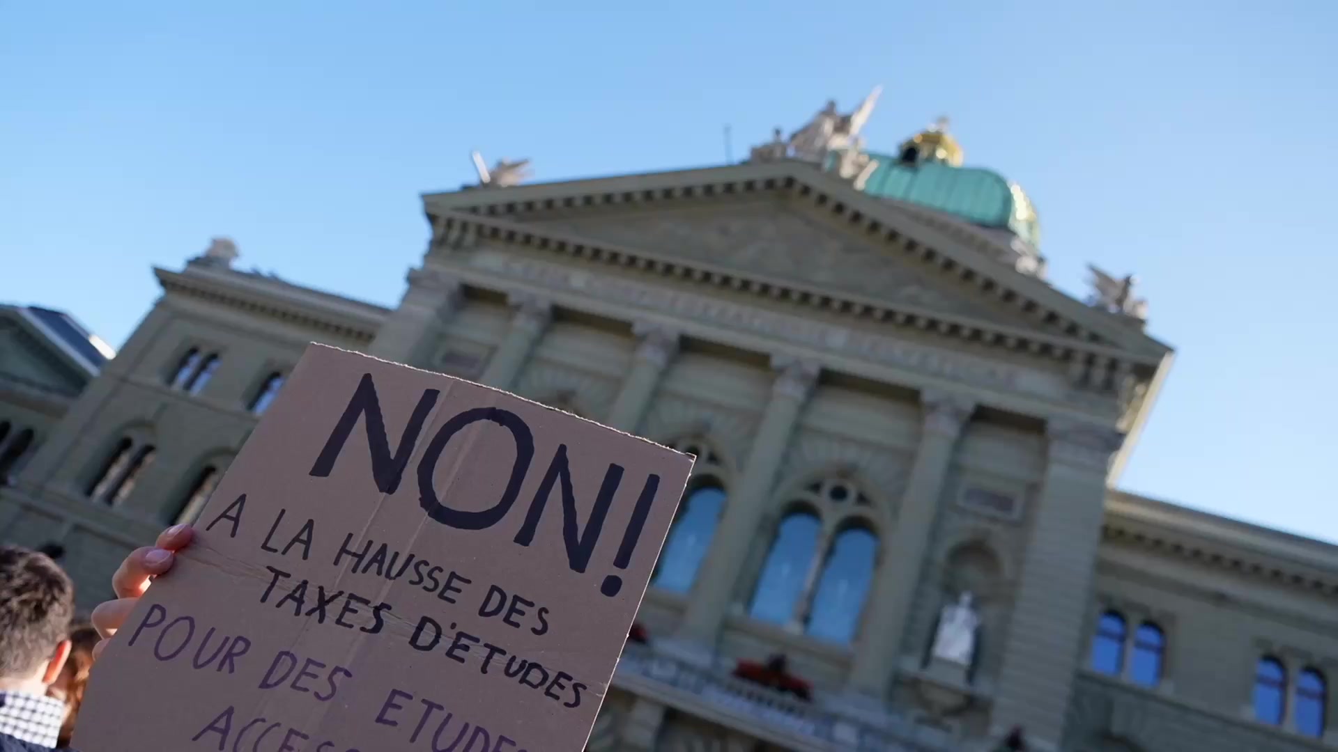Plus de 37'000 signatures contre la hausse des frais de scolarité