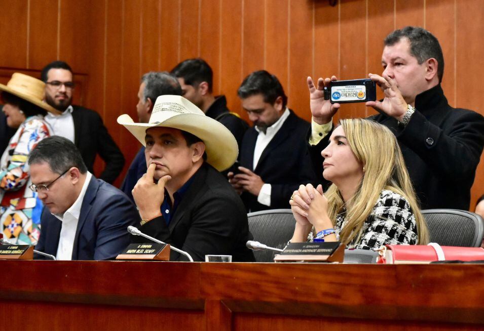 Honorio Henríquez, Alirio Barrera y Nadia Blel, senadores de la Comisión Séptima donde se debate la reforma a la salud.