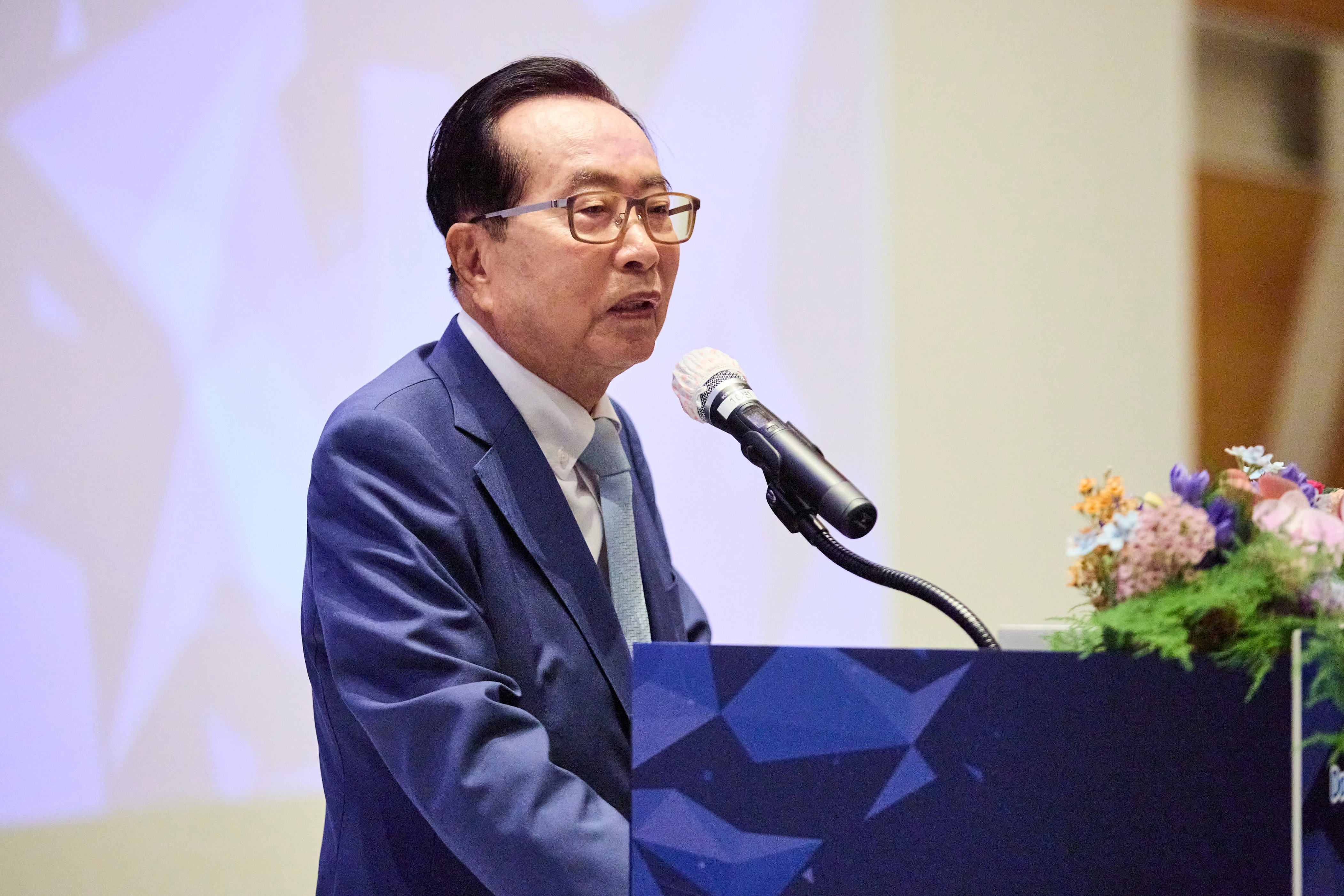 AA1NGQ6B Ketua Dongwon Menyerahkan 2,5 Miliar Won untuk Membudidayakan Bakat Kecerdasan Buatan di Universitas Nasional Seoul