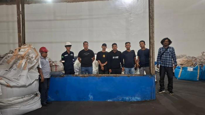 BARANG BUKTI -- Jajaran Tipidter Satreskrim Polres Belitung menimbang sekaligus menitipkan barang bukti pasir timah di gudang PT Timah di Kecamatan Gantung, Kabupaten Belitung Timur pada Selasa (30/9/2025). (Istimewa/ Dok Satreskrim Polres Belitung)