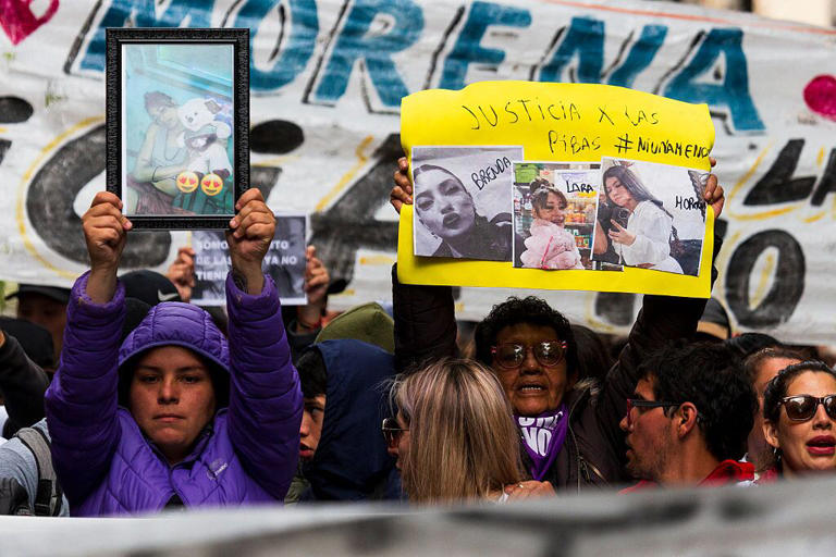 El triple feminicidio de Brenda, Morena y Lara desató indignación en Argentina, donde se han llevado a cabo marchas para exigir justicia.
