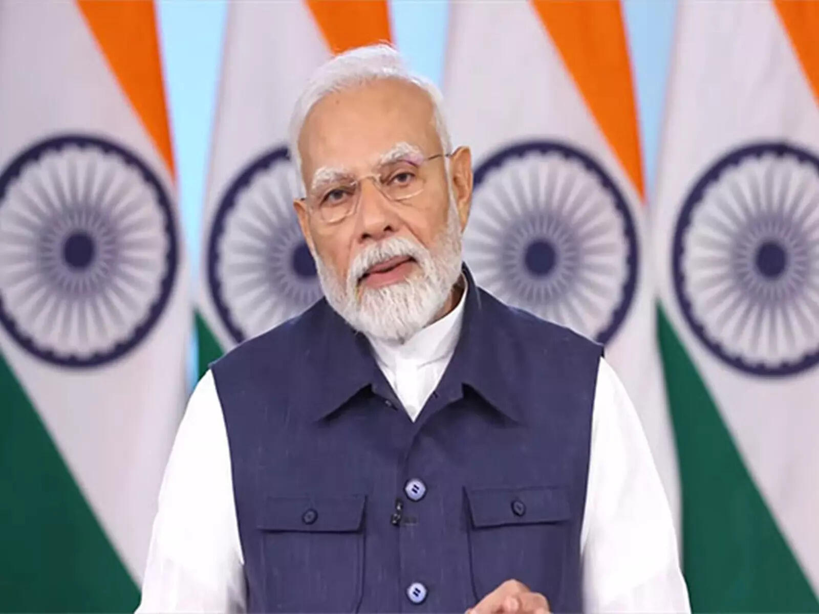 PM Modi pays homage to Mahatma Gandhi, says his ideals transformed ...