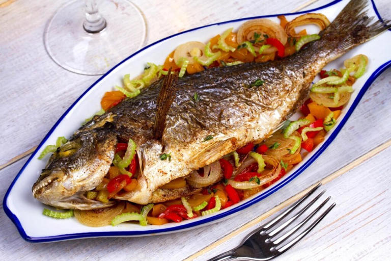 Peixe recheado com vegetais (Imagem: freeskyline| Shutterstock)
