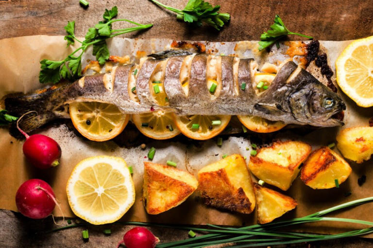 Peixe recheado com limão e batatas assadas (Imagem: ltummy | Shutterstock)