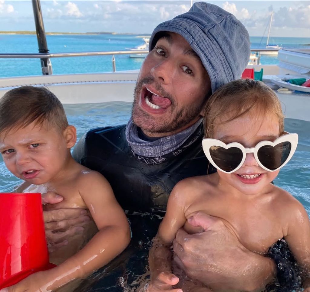 Enrique Iglesias con sus hijos Nicholas y Lucy.