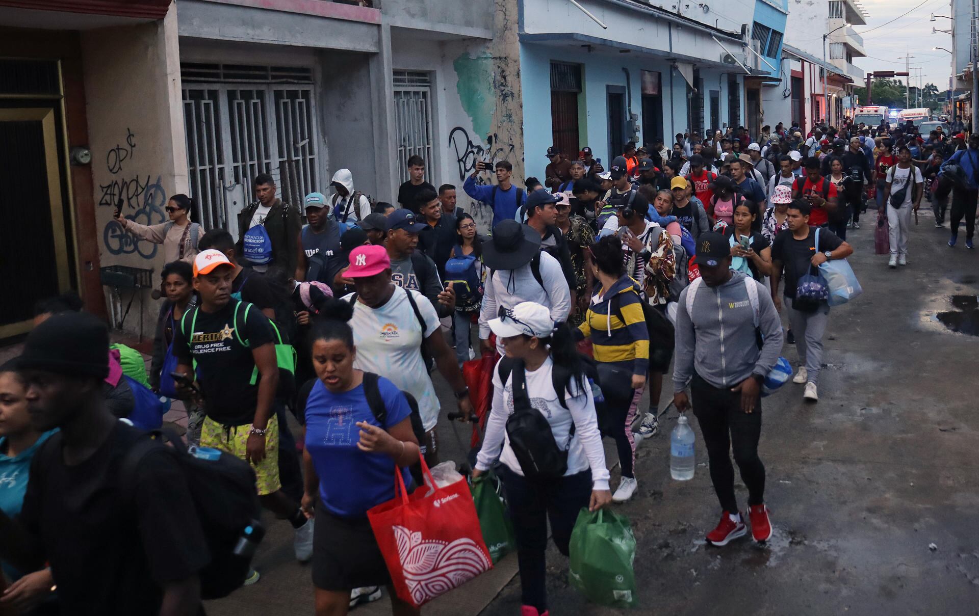 Foto de referencia— Personas caminan en una caravana migratoria con destino a Estados Unidos.