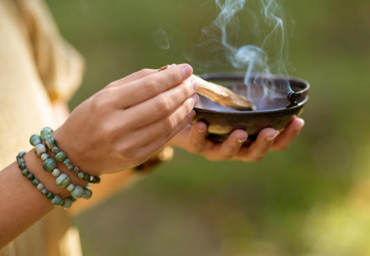 Cambiar objetos usados y limpiar son prácticas recomendadas para atraer energía positiva.