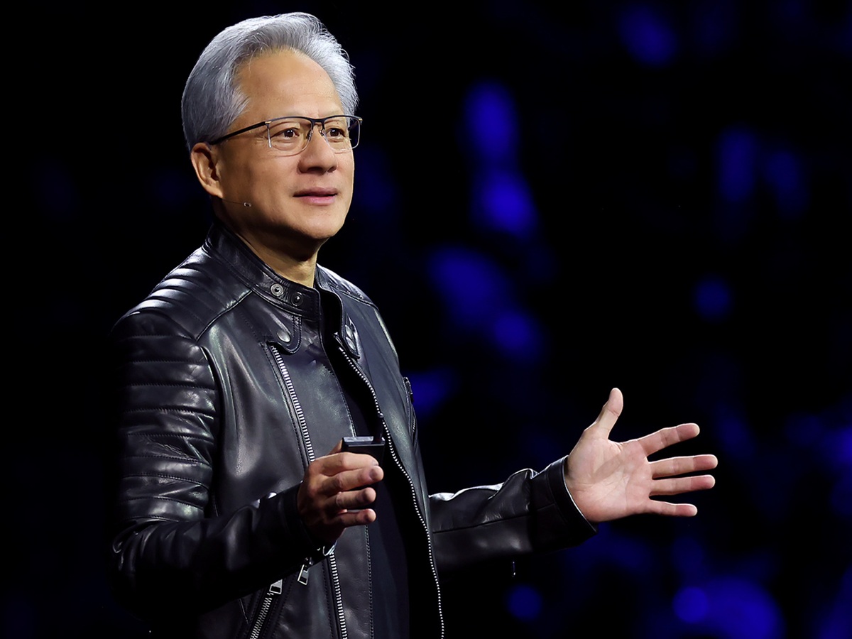 黃仁勳表示，AI的崛起反而為技術藍領開啟了前所未有的機會。隨著資料中心的快速發展，年輕人擁有成千上萬的工作機會。