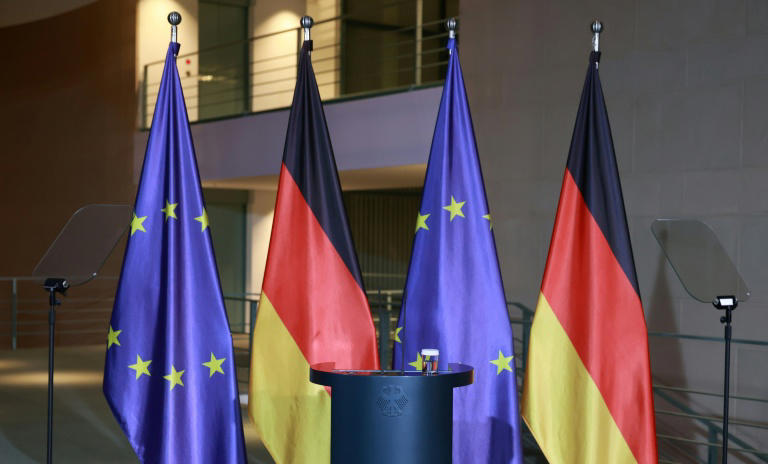 Deutschland darf einem neuen Gutachten am EuGH zufolge ein unbefristetes Einreiseverbot gegen abgeschobene potenzielle Gefährder verhängen. Das EU-Recht stehe dieser Regelung im Aufenthaltsgesetz nicht entgegen, erklärte der zuständige Generalanwalt.