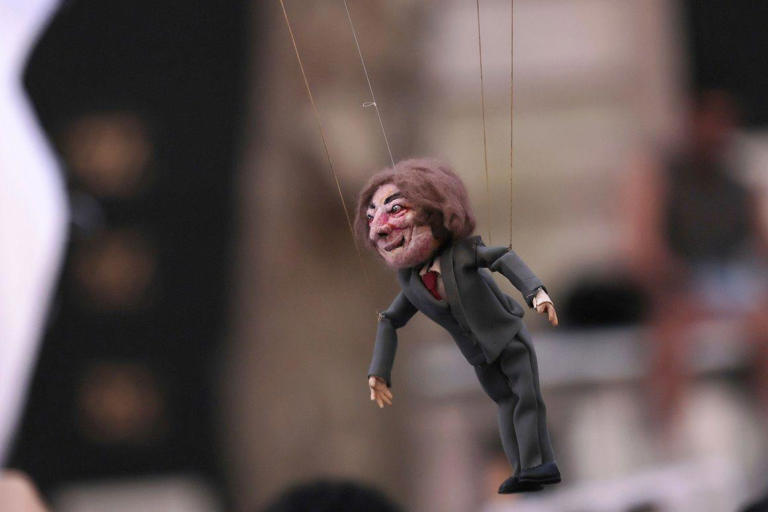 Marionete representando Milei em protesto em Buenos Aires por verbas para universidades públicas e hospitais pediátricos