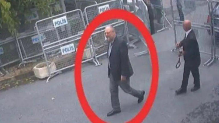 خاشقجي لحظة توجهه لدخول القنصلية