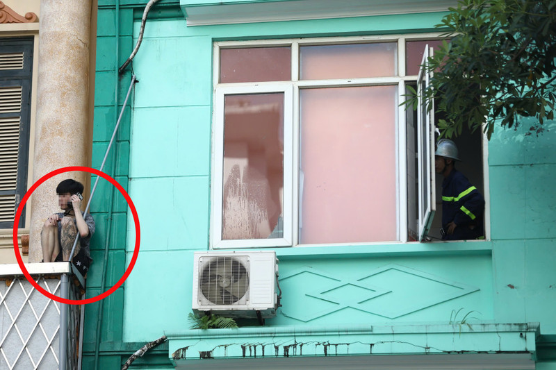 Nam thanh niên nghi 'ngáo đá' ngồi vắt vẻo ở lan can tầng 2 ngôi nhà