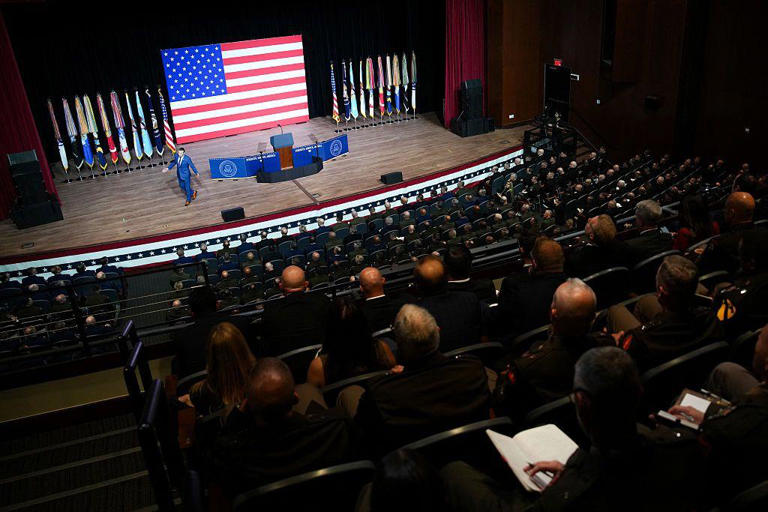 El secretario de Defensa de EE.UU., Pete Hegseth, habló ante una audiencia colmada de generales.