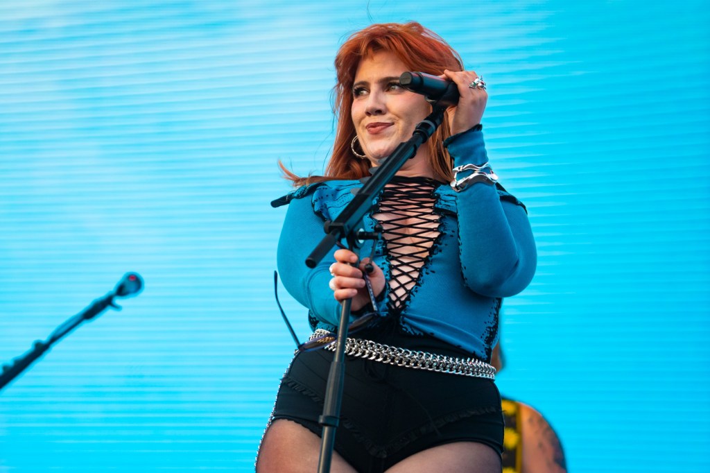 Singer cancels tour after medical emergency leaves her unable to open mouth(01)