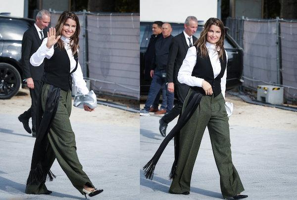 Laetitia Casta signe un look boyish irrésistible au défilé Dior avec un nœud papillon