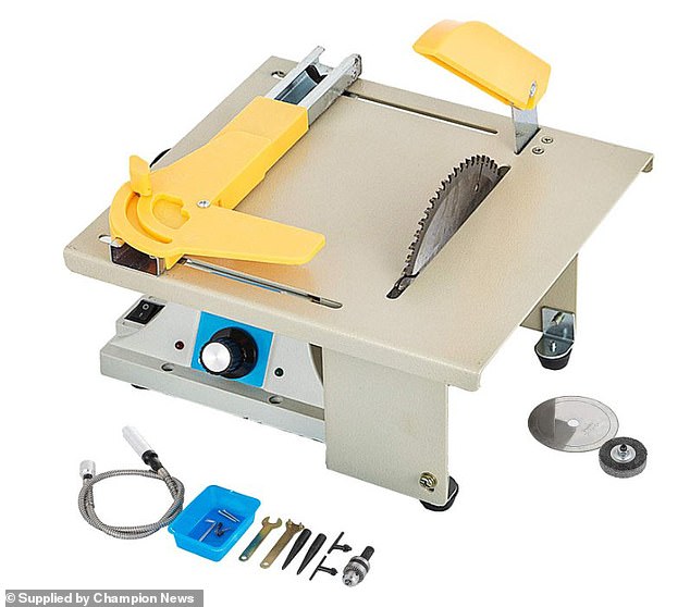 AA1NJoHr Penggemar DIY yang memotong jari tangannya dengan gergaji lingkar menggugat Amazon sebesar £60.000 karena menjualnya kepada dia