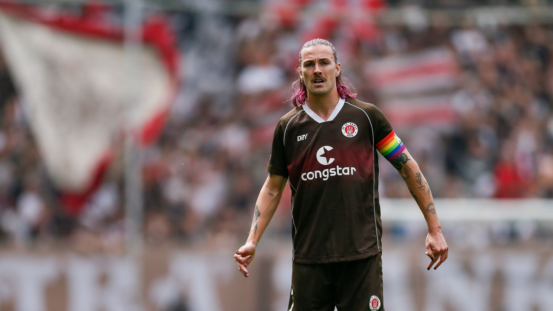 fc-st-pauli-jackson-irvine-sorgt-mit-pal-stina-shirt-und-instagram