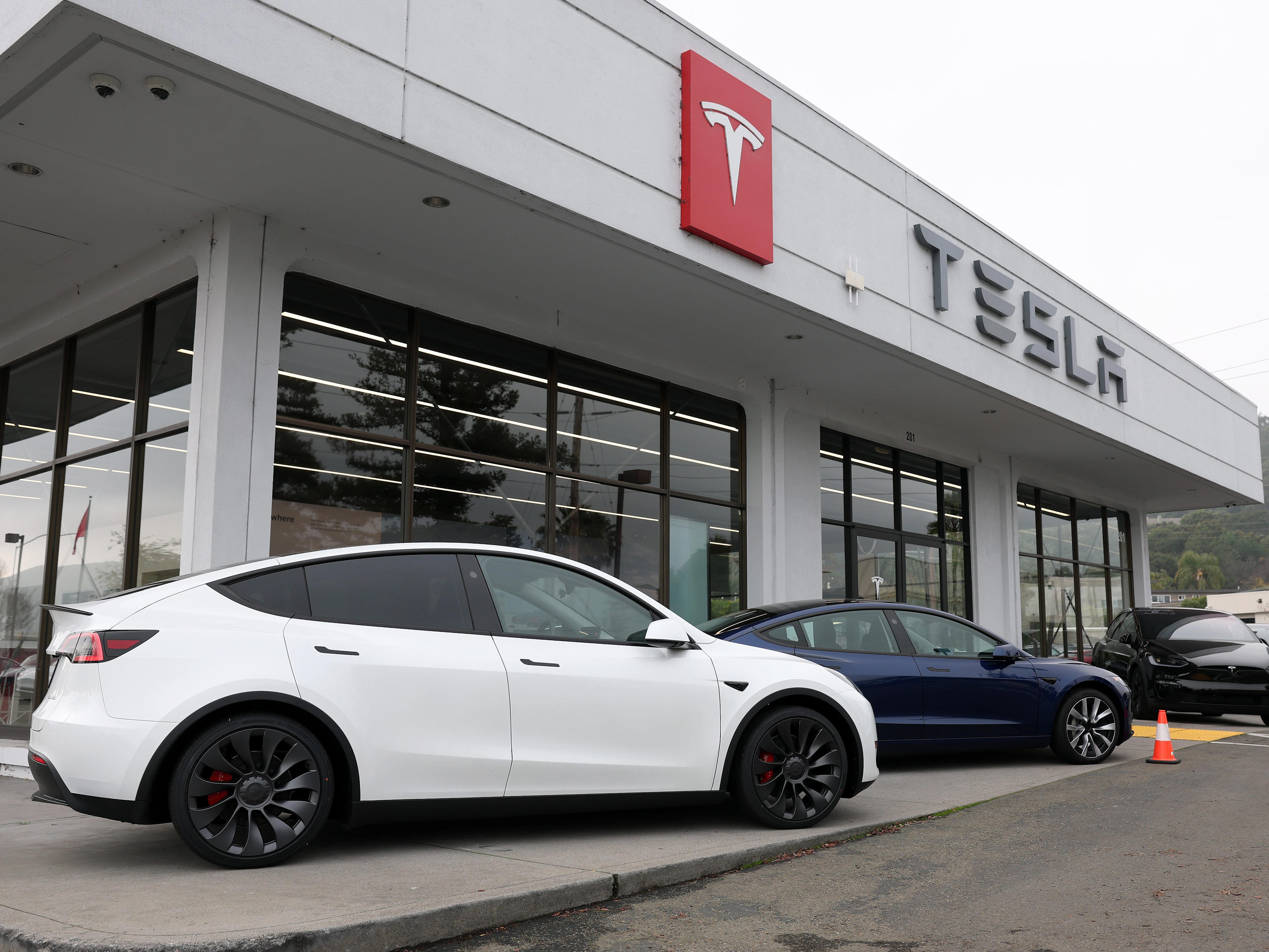 Tesla smashes quarterly delivery numbers for the first time this year ...