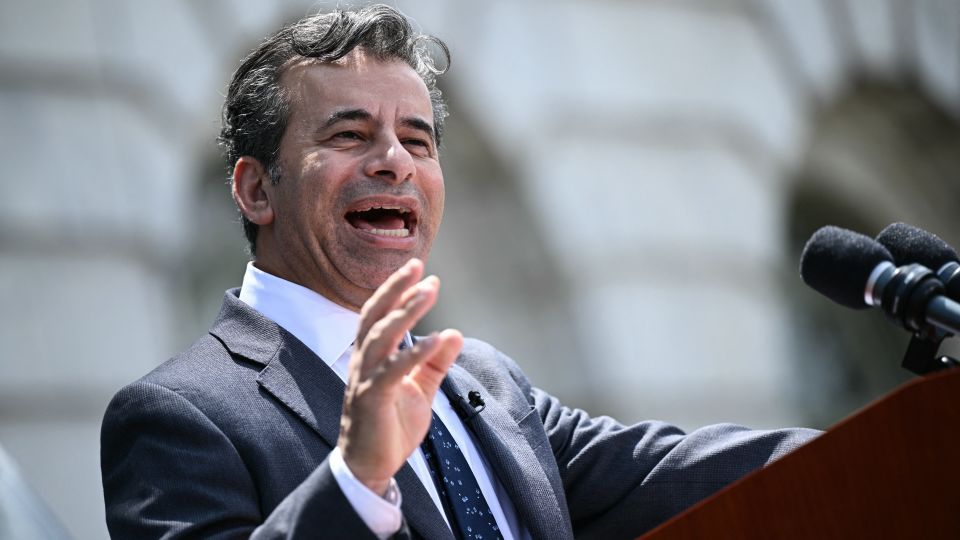 AA1NK7kT Perubahan pada peringatan 'kotak hitam' terhadap terapi hormon untuk gejala menopause akan segera datang, kata kepala FDA.